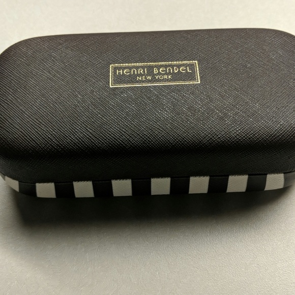 SOLD♥️NWT HENRI BENDEL sunglasses♥️♥️ - Picture 5 of 5